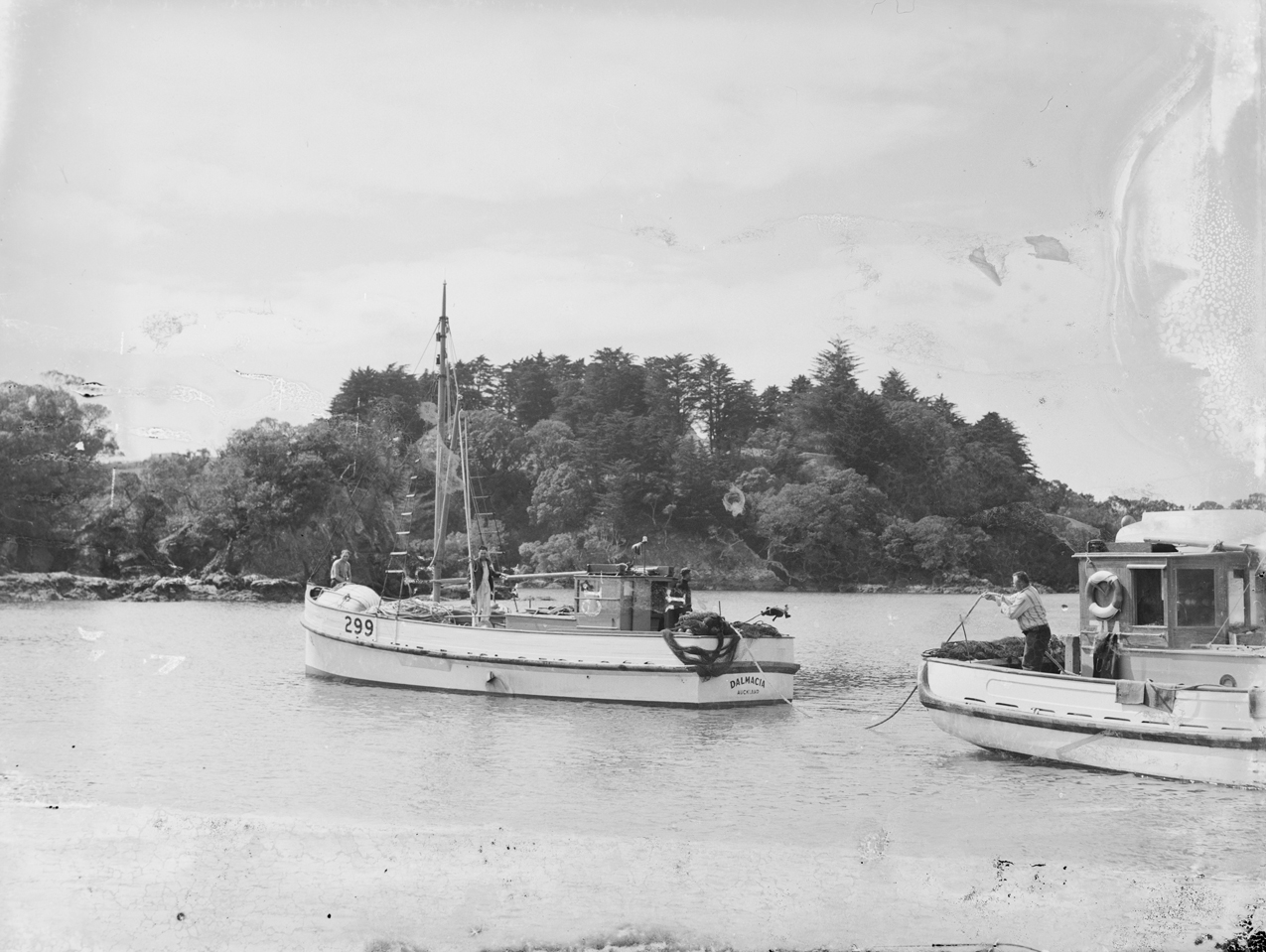 goldenen-gate-being-towed-off-the-mud