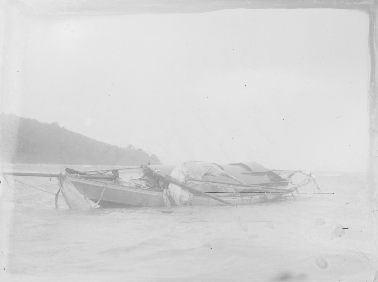 YACHT WRECK - BADDELEYS BAY -T.COLLINS a